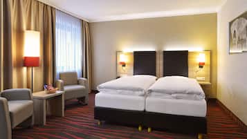 Standard-Doppel- oder -Zweibettzimmer, Blick auf den Innenhof (no air condition) | Minibar, Zimmersafe, Schreibtisch, schallisolierte Zimmer