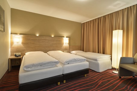 Minibar, caja de seguridad en la habitación y escritorio