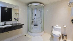 Suite, 1 slaapkamer, uitzicht op de stad | Badkamer | Een douche, gratis toiletartikelen, pantoffels, handdoeken