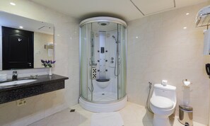 Suite, 1 habitación, vistas a la ciudad | Baño | Ducha, artículos de higiene personal gratuitos, zapatillas y toallas