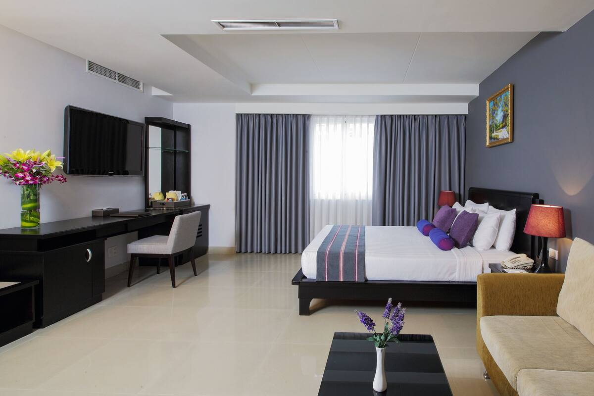 Phòng Suite, 1 phòng ngủ, quang cảnh thành phố | Minibar, két bảo mật tại phòng, bàn 