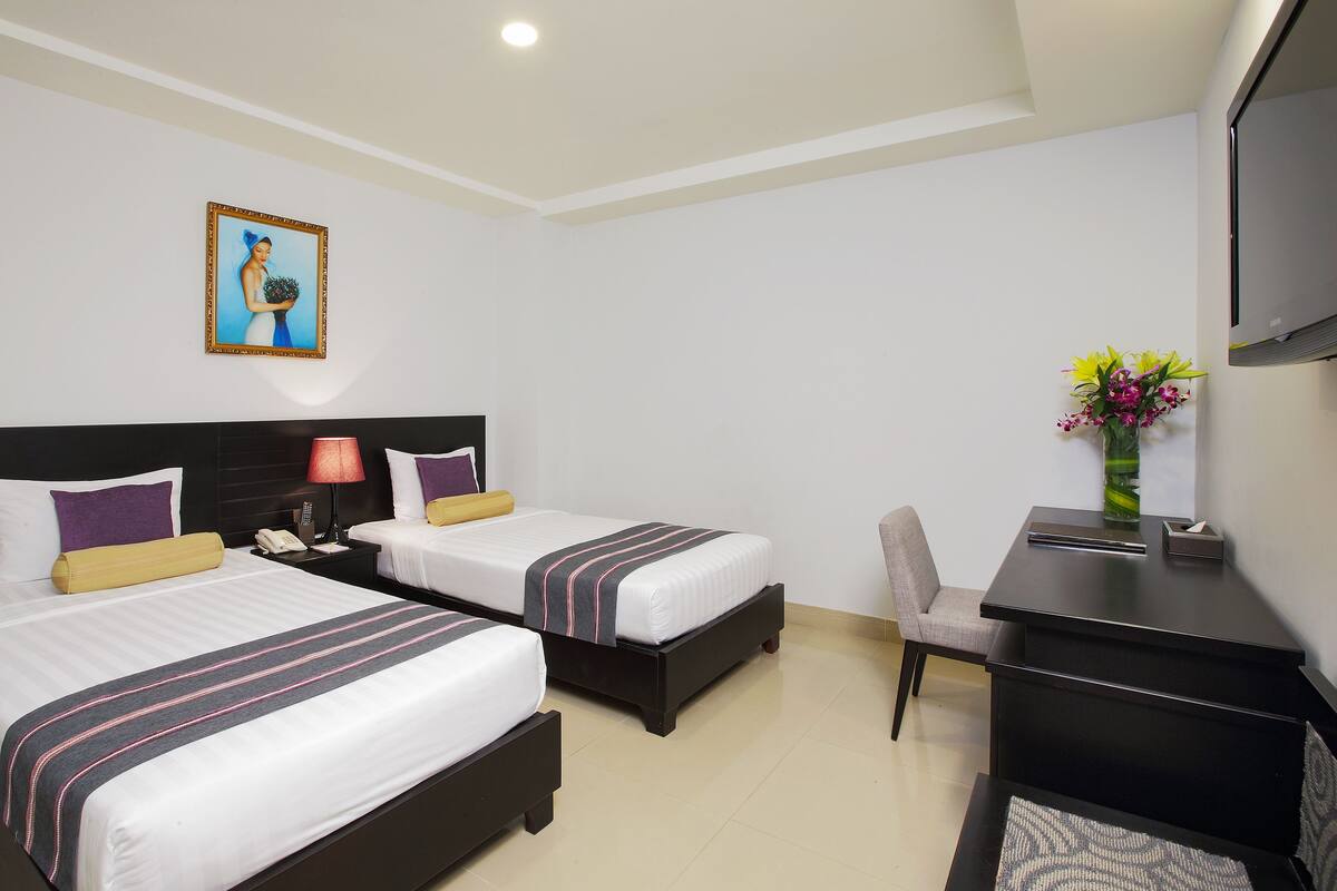 Minibar, két bảo mật tại phòng, bàn 