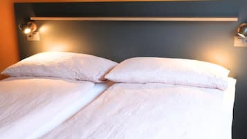 Kamar Double, kamar mandi umum | Seprai antialergi, brankas, tirai kedap cahaya, dan Wi-Fi gratis