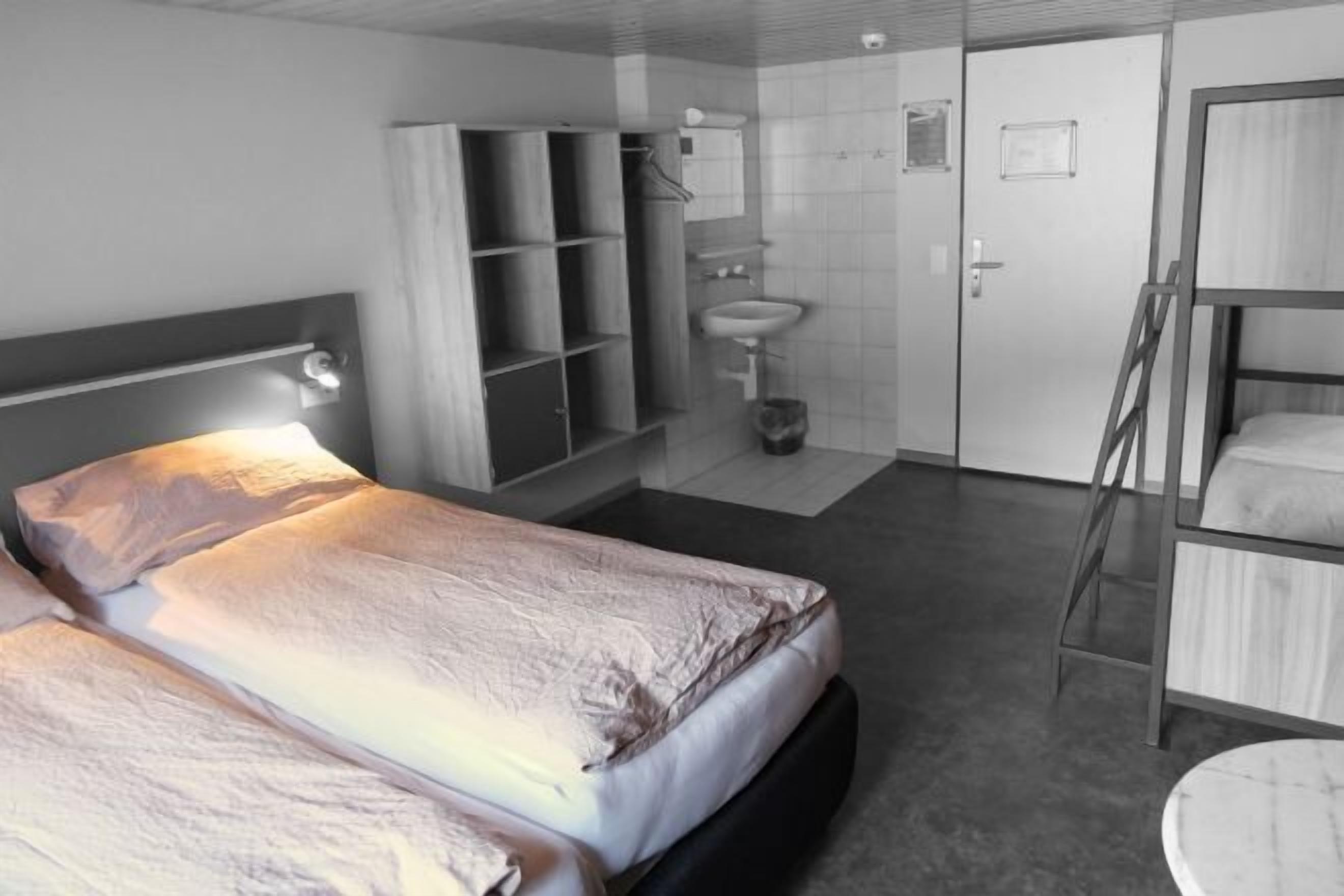 Ropa de cama hipoalergénica y caja de seguridad en la habitación 