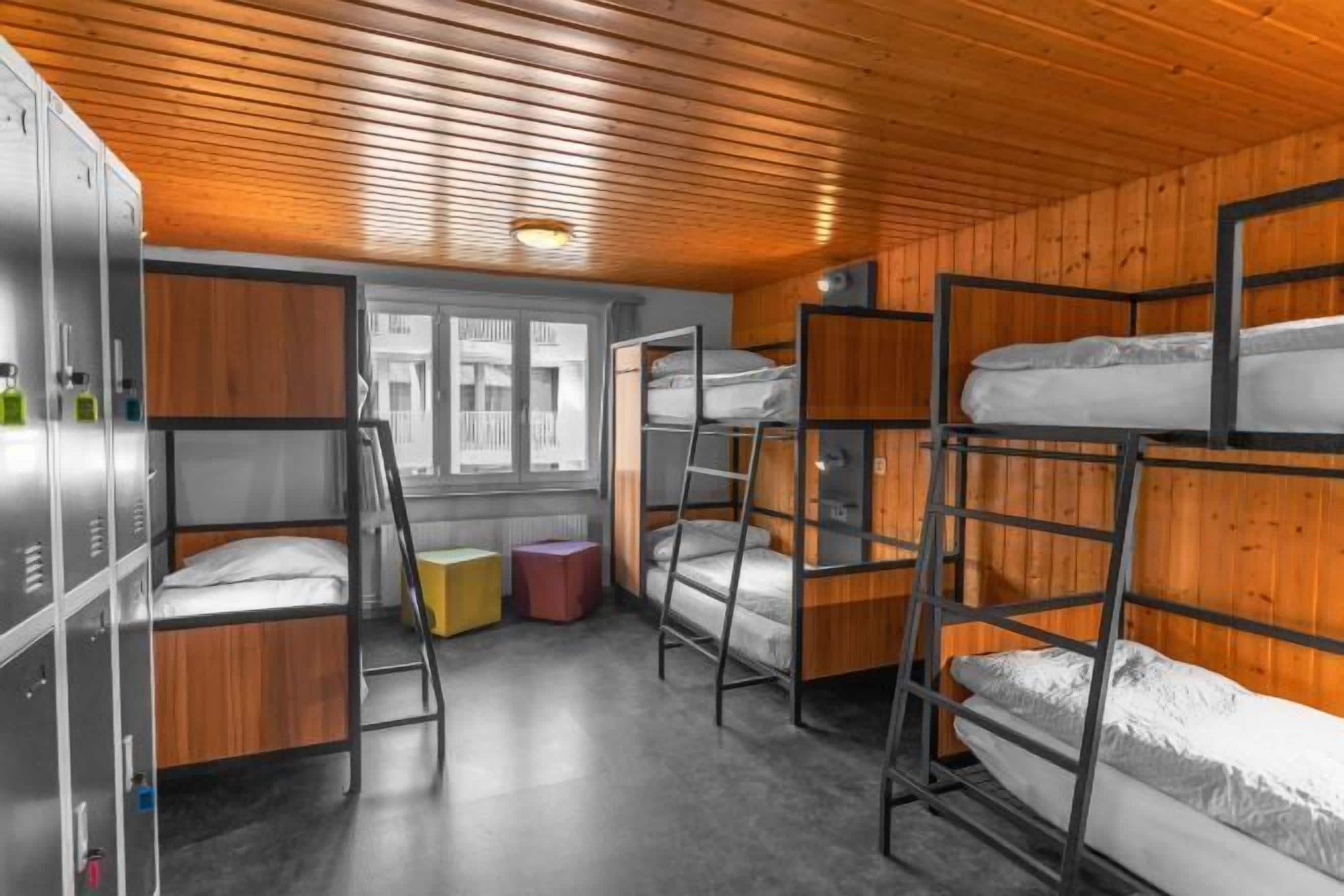 Ropa de cama hipoalergénica y caja de seguridad en la habitación 