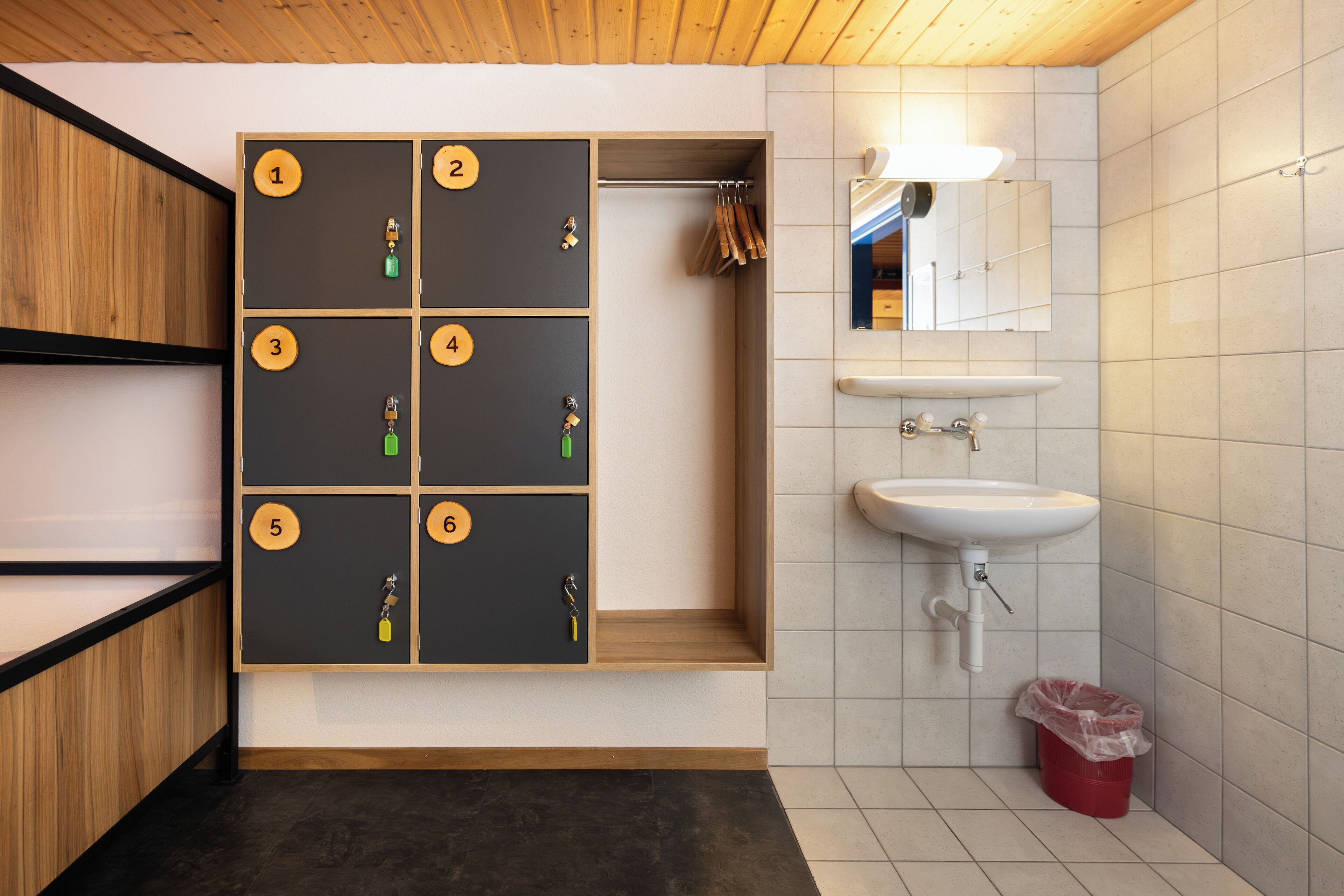 Une salle de bain moderne avec un meuble-lavabo en bois, un évier et un miroir.