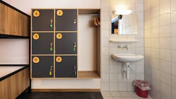Une salle de bain moderne avec un meuble-lavabo en bois, un évier et un miroir.
