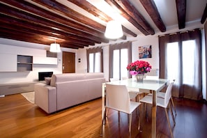 Apartment, 1 Schlafzimmer, barrierefrei | Wohnbereich