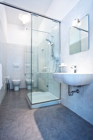 Apartment, 1 Bedroom, Accessible, Terrace | Bathroom shower - Good Wine Apartments (Venice)