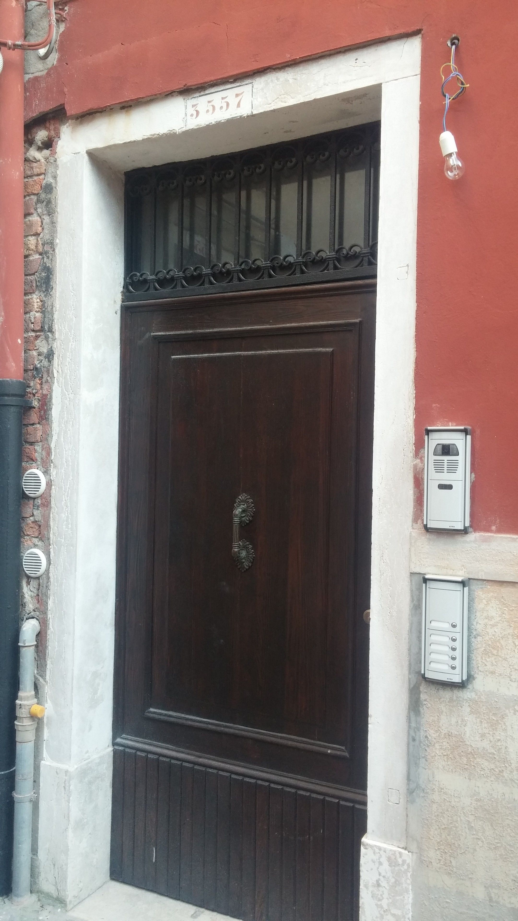 Pintu masuk properti