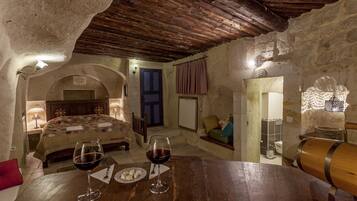 Desk, soundproofing, free WiFi, bed sheets