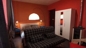 Superior Studio | Desk, blackout curtains, soundproofing, free WiFi