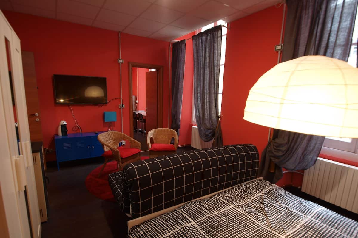 Superior studio | Een bureau, verduisterende gordijnen, geluiddichte muren, gratis wifi