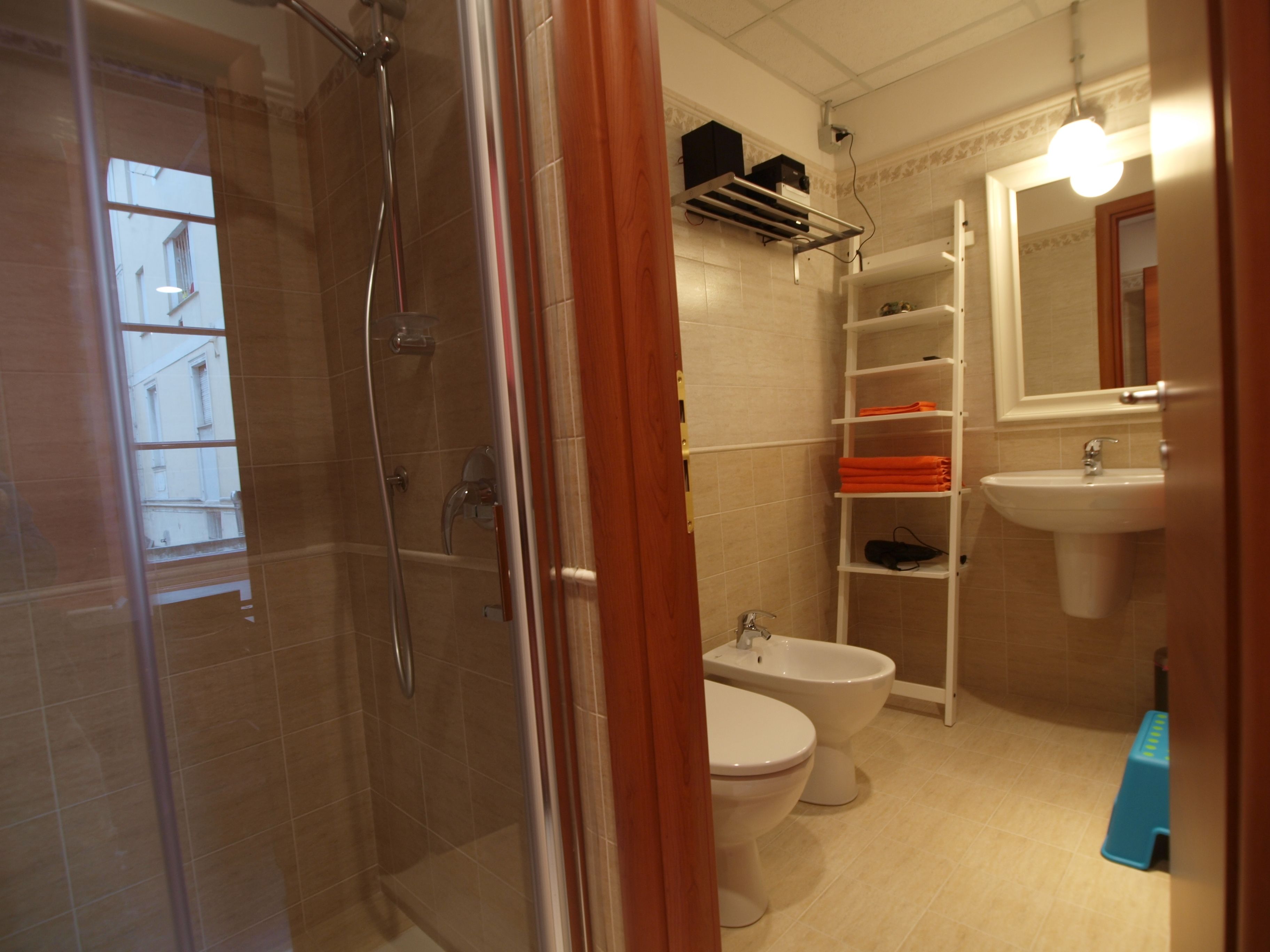 Dusche, kostenlose Toilettenartikel, Haartrockner, Bidet