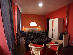 Estudi superior | Escriptori, cortines opaques i habitacions insonoritzades