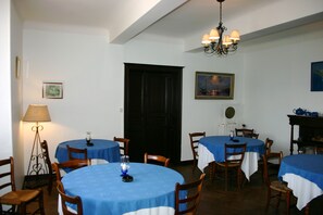 Desayuno continental (EUR 6.50 por persona)