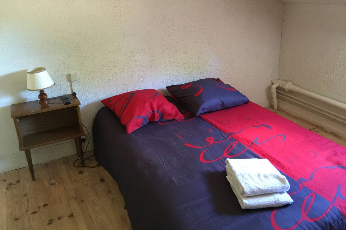 Habitación doble Premier, 1 habitación, baño compartido | Escritorio, camas extra y wifi gratis