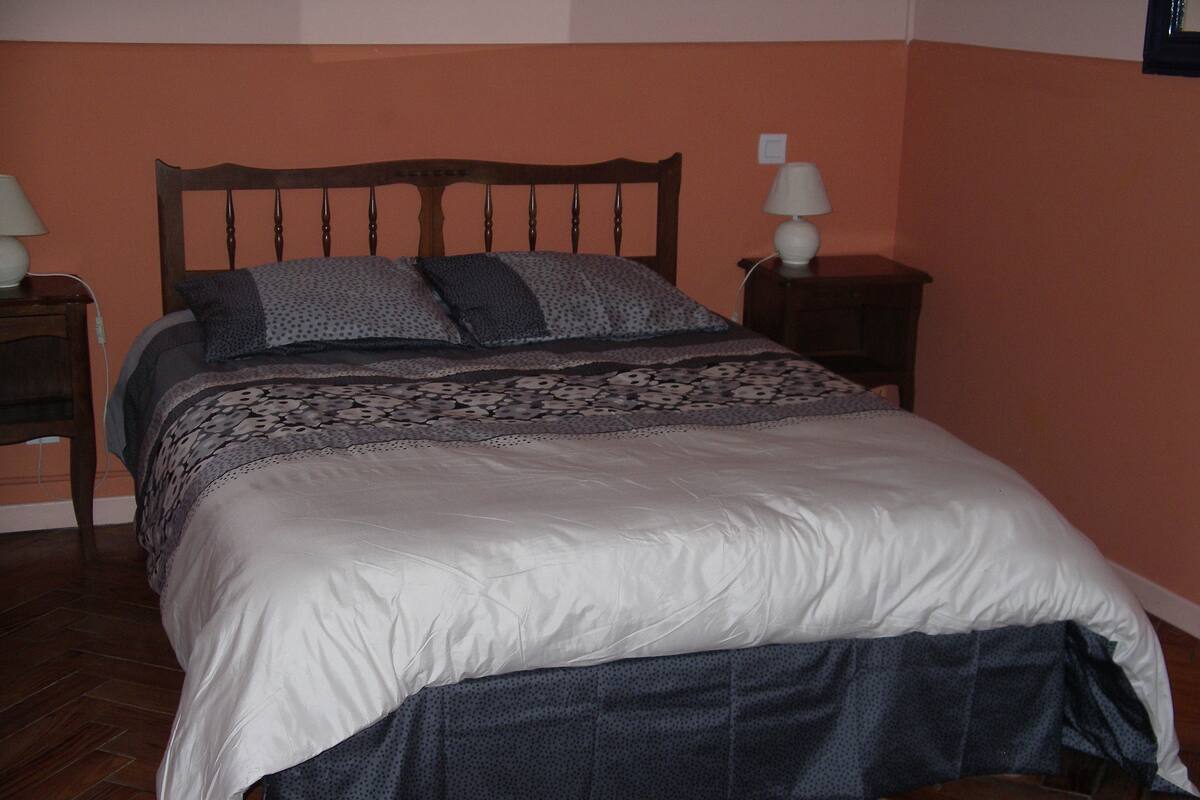 Habitación triple estándar, vista al jardín | Escritorio, camas extra y wifi gratis