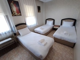 Decoración personalizada, cortinas blackout y sistema de insonorización 