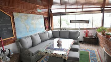 Tenis de mesa y libros