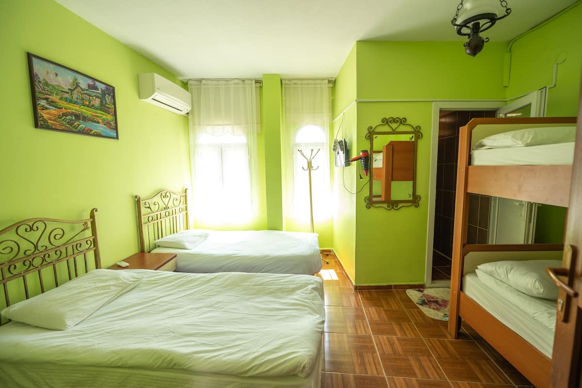 Quadrupla Basic | Bagno | Doccia, pantofole, asciugamani