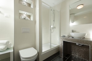 Apartment, 1 Bedroom, Balcony | Bathroom | Shower, free toiletries, hair dryer, towels - Guest House Teatrin Split (Split)