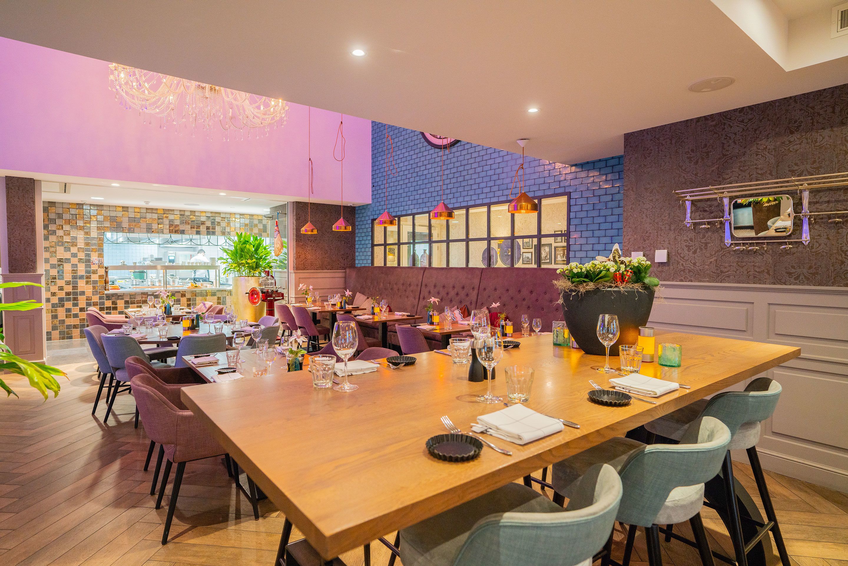 lunch and dinner served, international cuisine