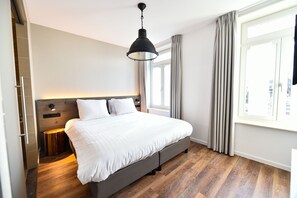 Quarto luxo | Frigobar, cofres nos quartos, escrivaninha, quartos à prova de som