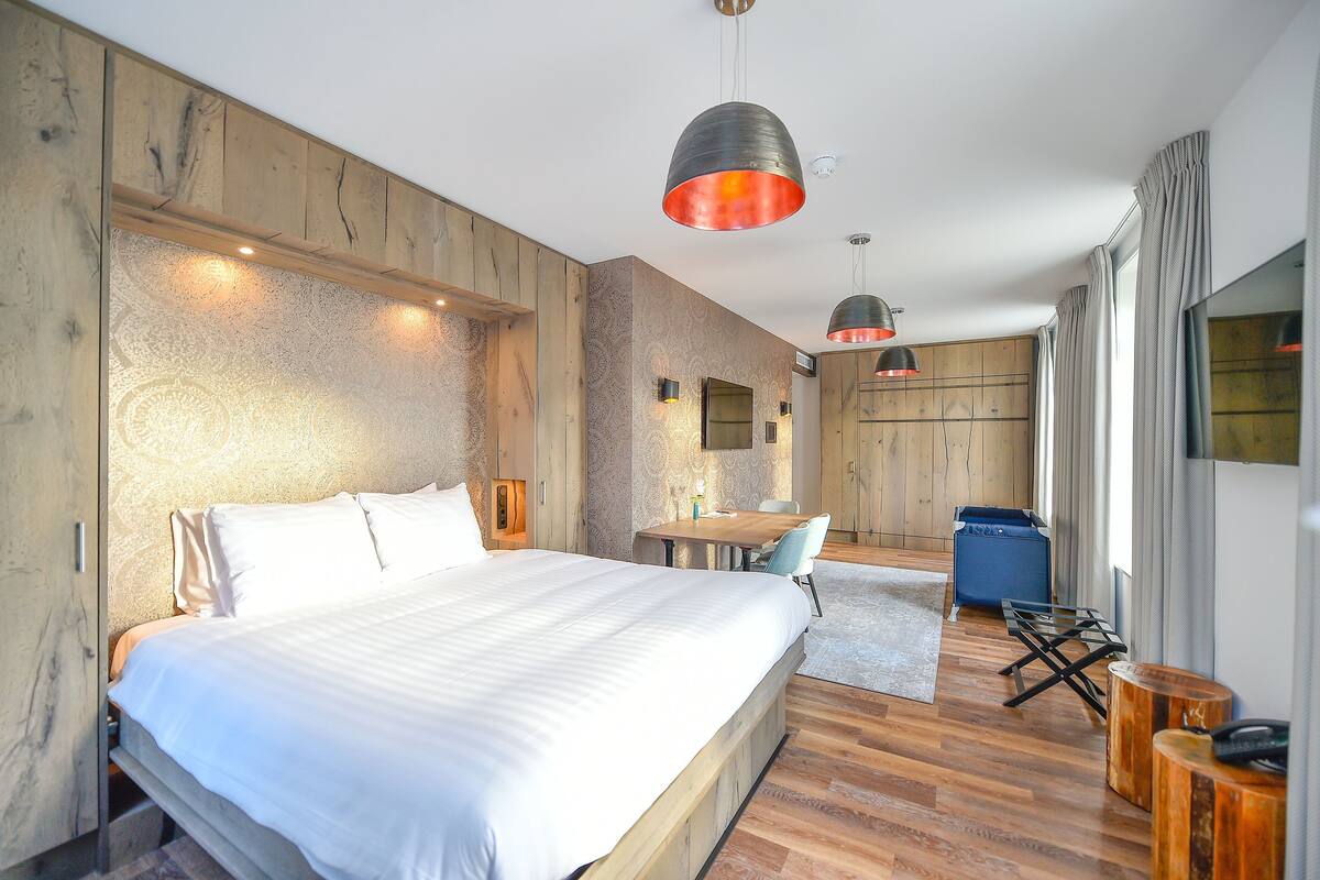 family room | minibar, in-room safe, desk, soundproofing