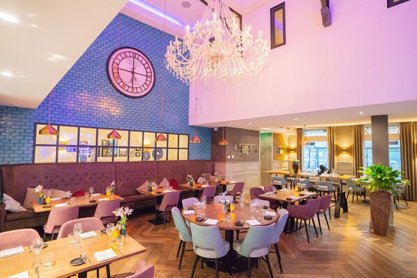 ランチ、ディナーに営業 (多国籍料理)