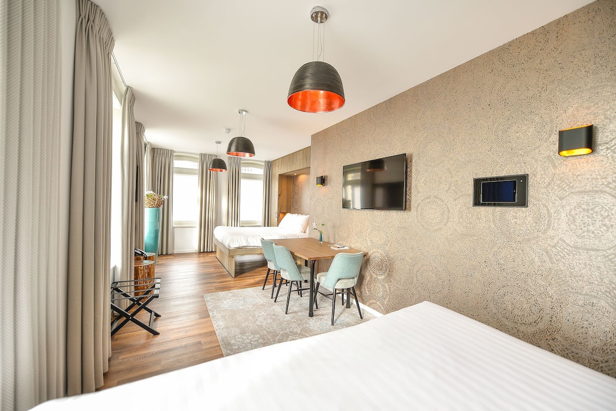 family room | minibar, in-room safe, desk, soundproofing