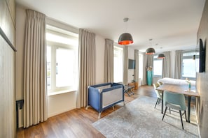 Quarto família | Frigobar, cofres nos quartos, escrivaninha, quartos à prova de som