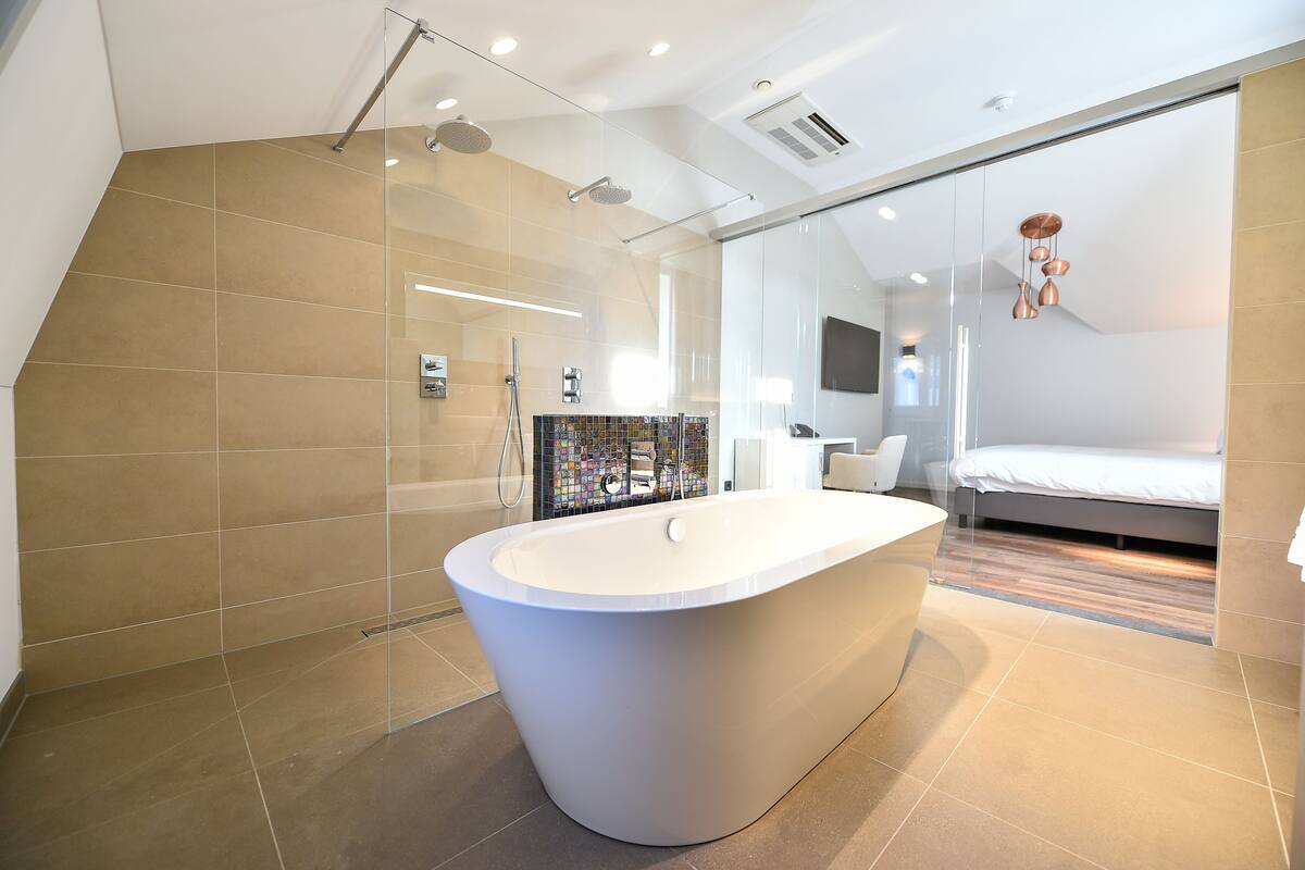 honeymoon suite | deep-soaking bathtub