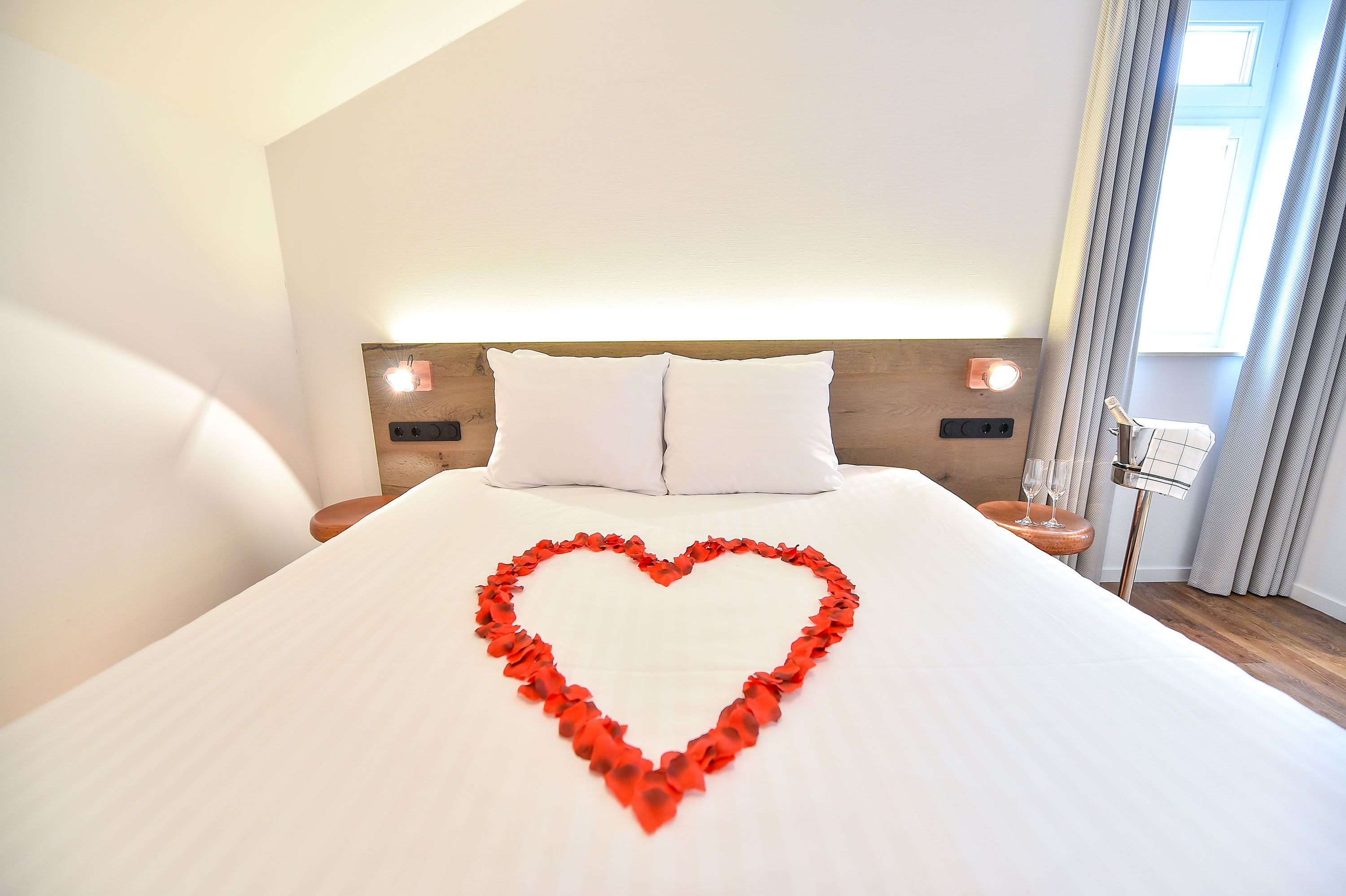 honeymoon suite | minibar, in-room safe, desk, soundproofing