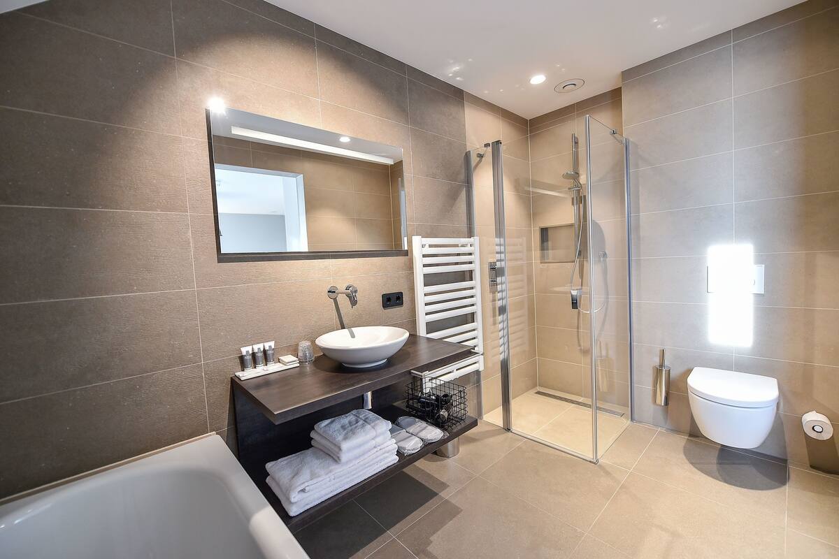 superior room | bathroom | free toiletries, hair dryer, slippers, towels