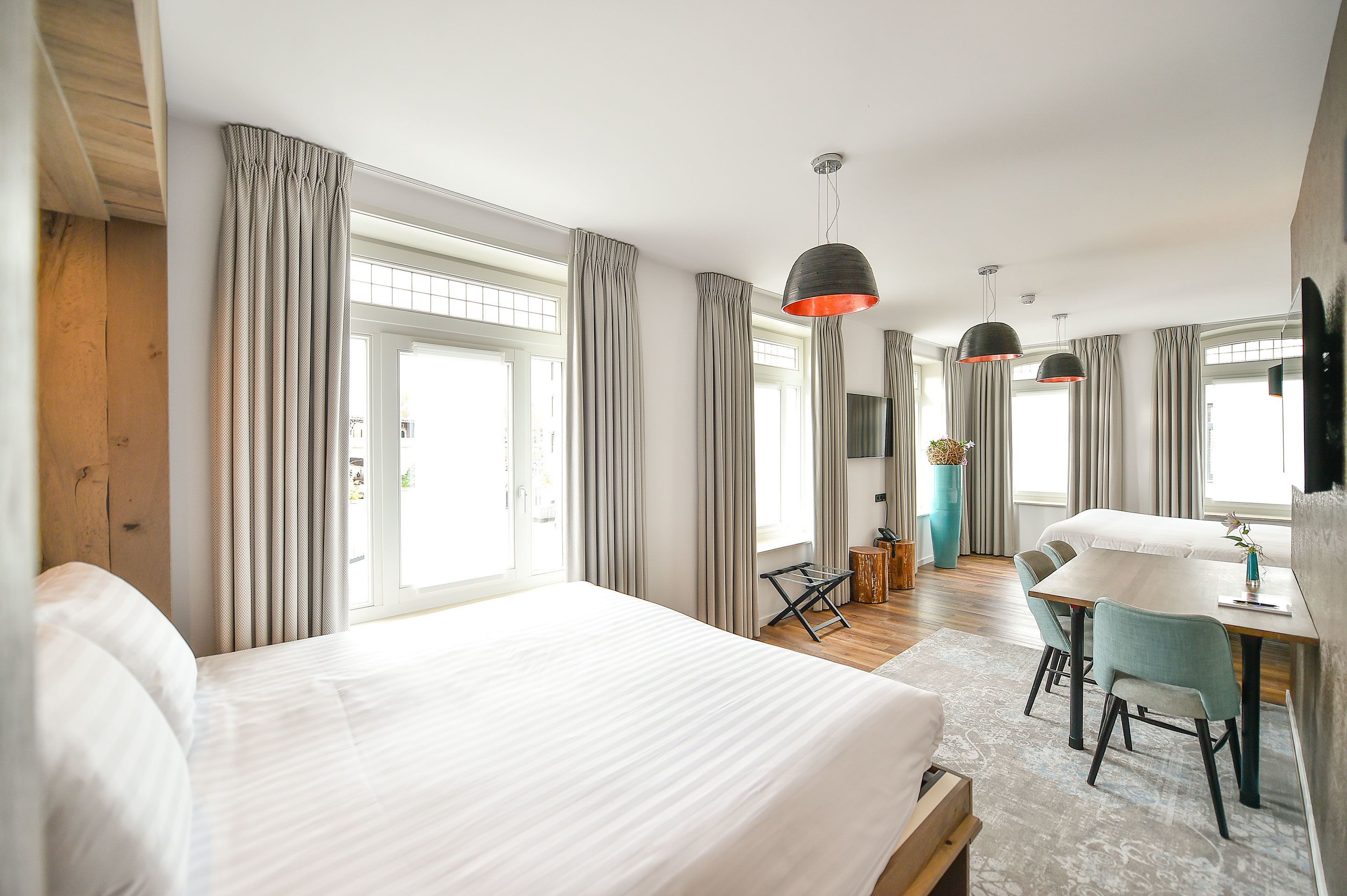 family room | minibar, in-room safe, desk, soundproofing