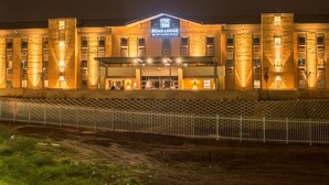 Un hôtel dont l’enseigne bien visible indique : « Road Lodge by City Lodge Hotels ».
