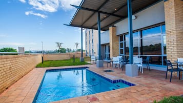 Una piscina al aire libre