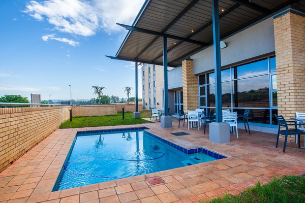 Una piscina al aire libre