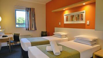 Escritorio, cunas gratuitas, wifi gratis y ropa de cama