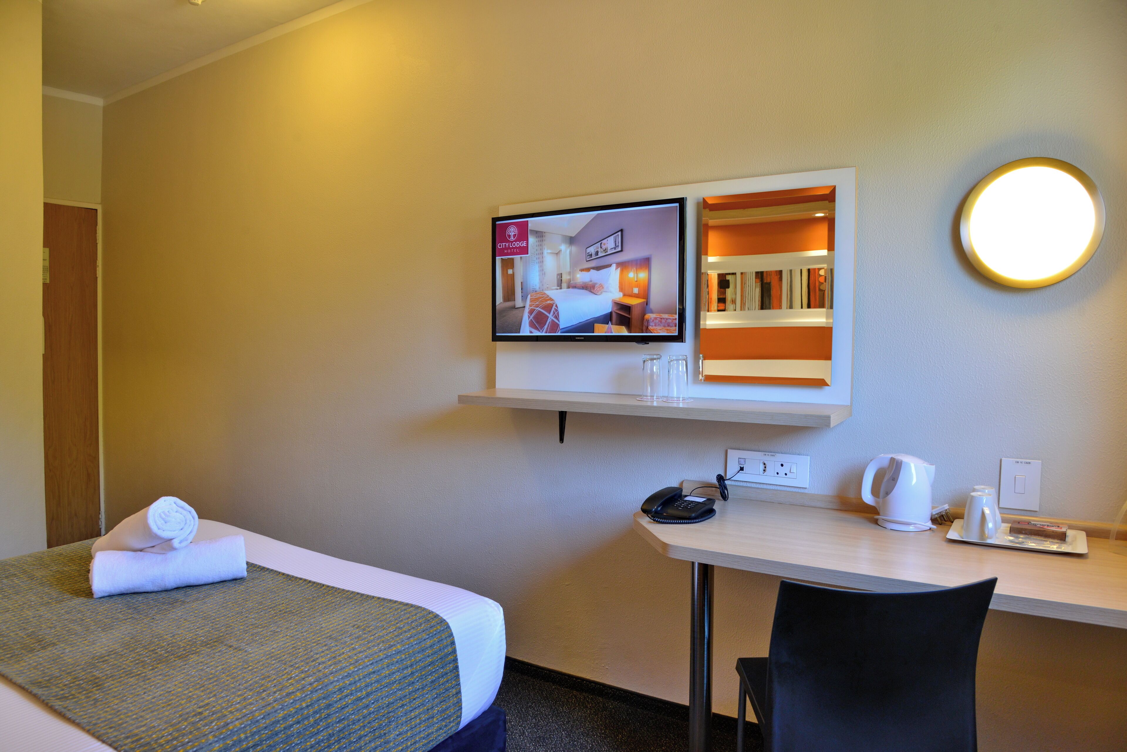 desk, free cots/infant beds, free wifi, bed sheets