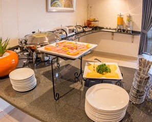 Ein reichhaltiges Buffet mit verschiedenen Speisen und Besteck.