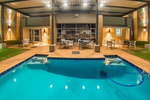 Una piscina al aire libre