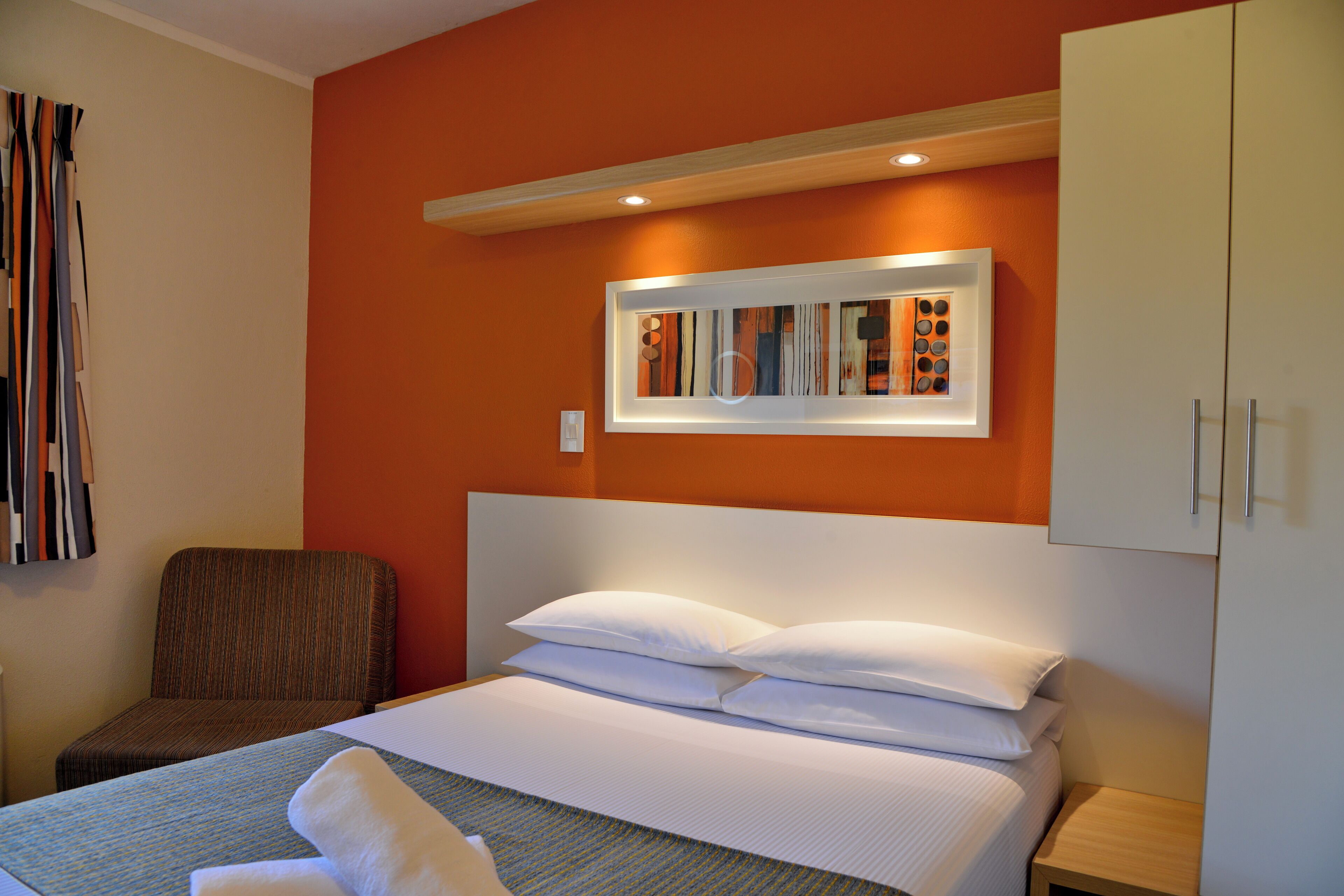 desk, free cots/infant beds, free wifi, bed sheets