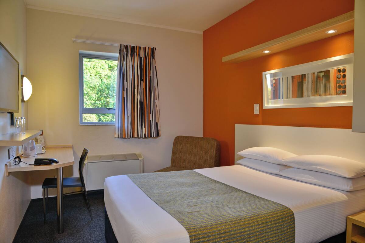 Escritorio, cunas gratuitas, wifi gratis y ropa de cama