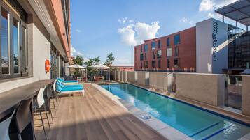 Piscina externa sazonal, espreguiçadeiras