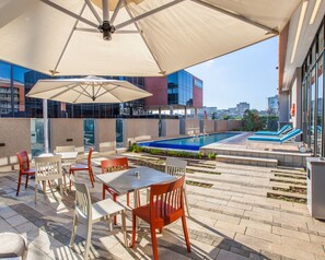 Piscine extérieure (ouverte en saison), chaises longues