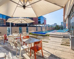 Piscine extérieure (ouverte en saison), chaises longues