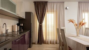 Family Apartment, Sea View | Private kitchen | Fridge, oven, dishwasher, electric kettle