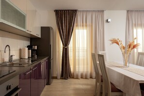Family Apartment, Sea View | Private kitchen - Apartments Lea (Podstrana)